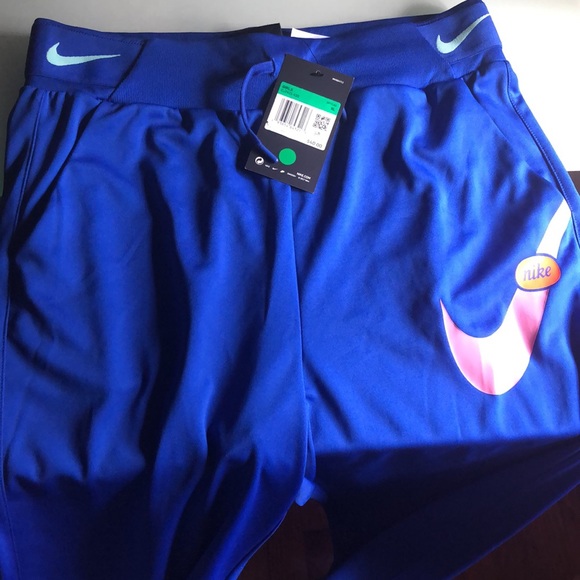 Nike - Picture 2 of 8